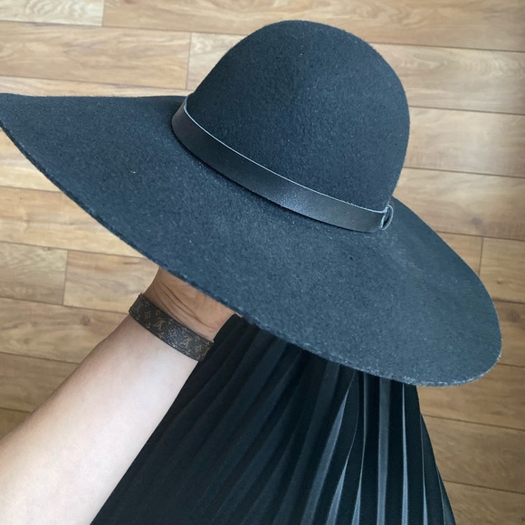 H&M Accessories - 💕H&M wide brim wool black hat